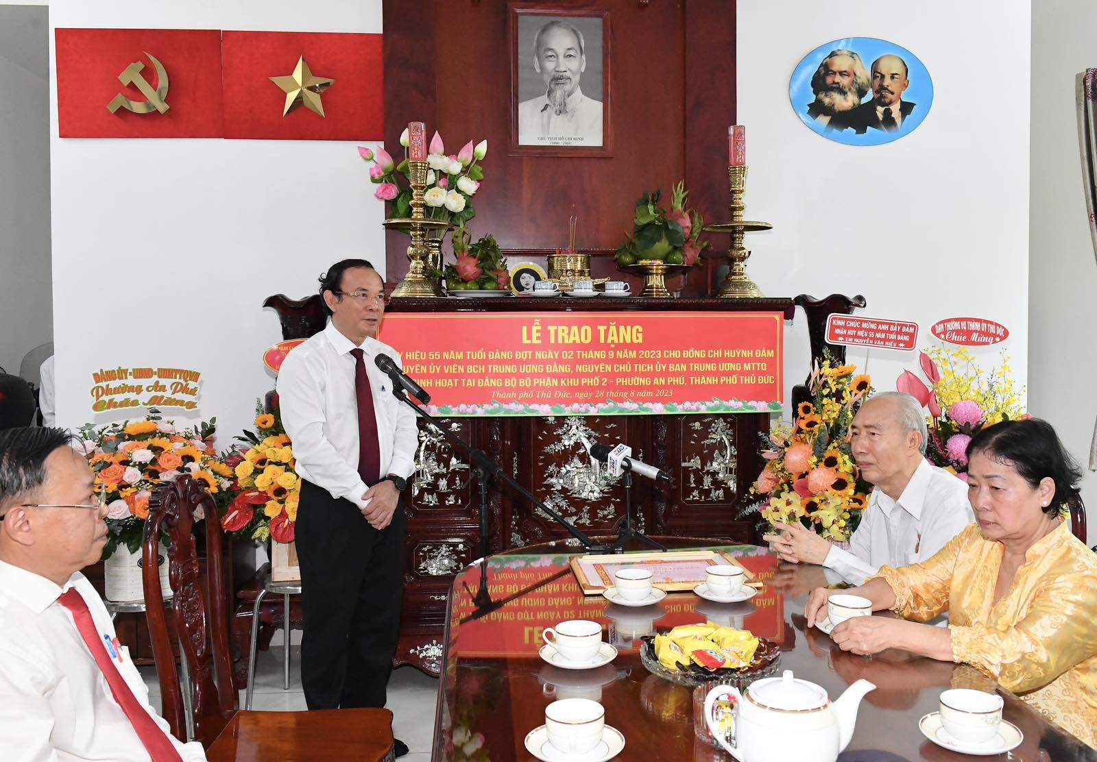 Bí thư Thành ủy TP. Hồ Chí Minh Nguyễn Văn Nên phát biểu tại buổi lễ trao Huy hiệu Đảng. (Ảnh: Việt Dũng).